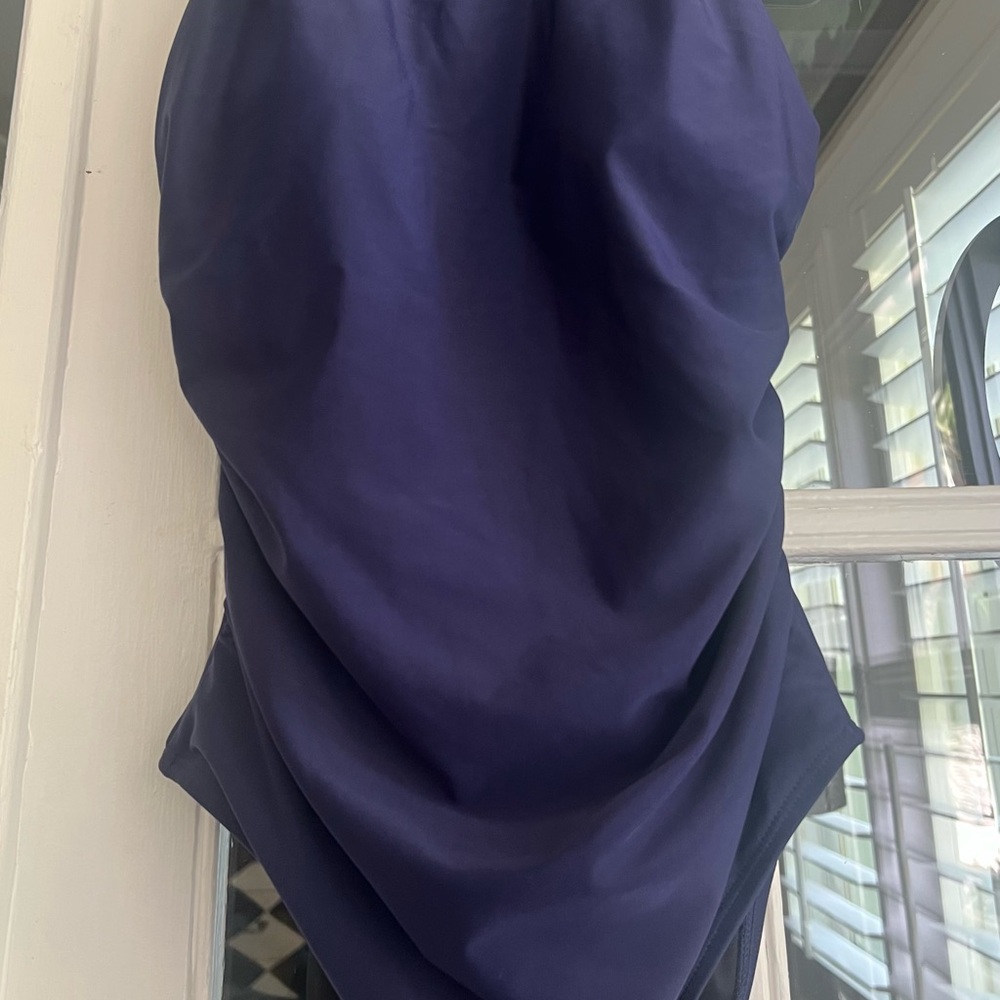 Navy Blue Women's Tummy Control Swimsuit
NWT
Cupshe
Women’s Small - Picture 4 of 14